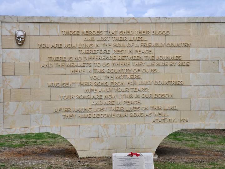 Plan rapproché d'un mur commémoratif avec du texte gravé.