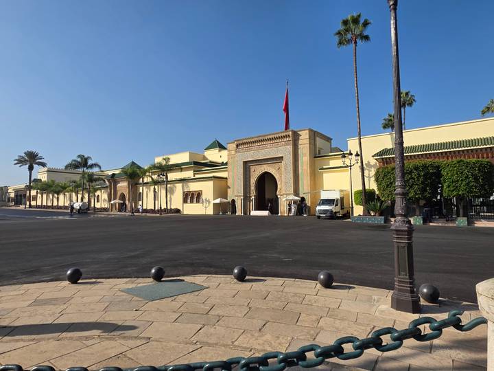 Bâtiment élégant avec une façade ornée et un drapeau.