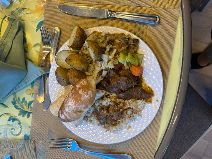 Assiette d'aliments variés comprenant du pain, des pommes de terre, du riz et du bœuf.