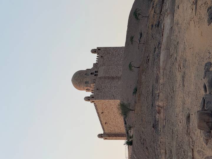Bâtiment de monastère sur une colline.