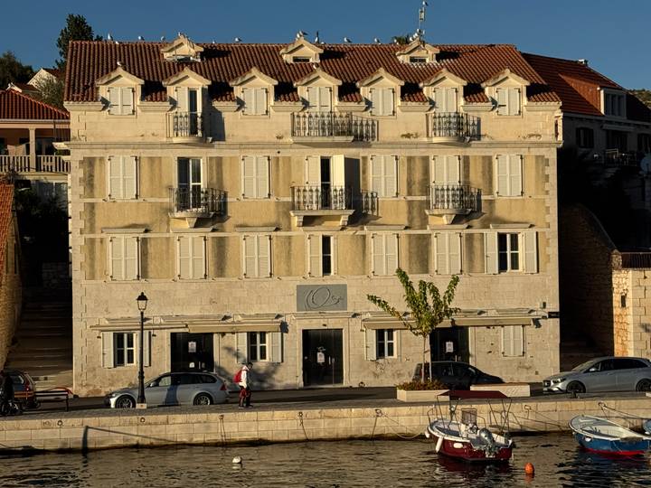 Façade d'un bâtiment avec des volets ouverts et des balcons.