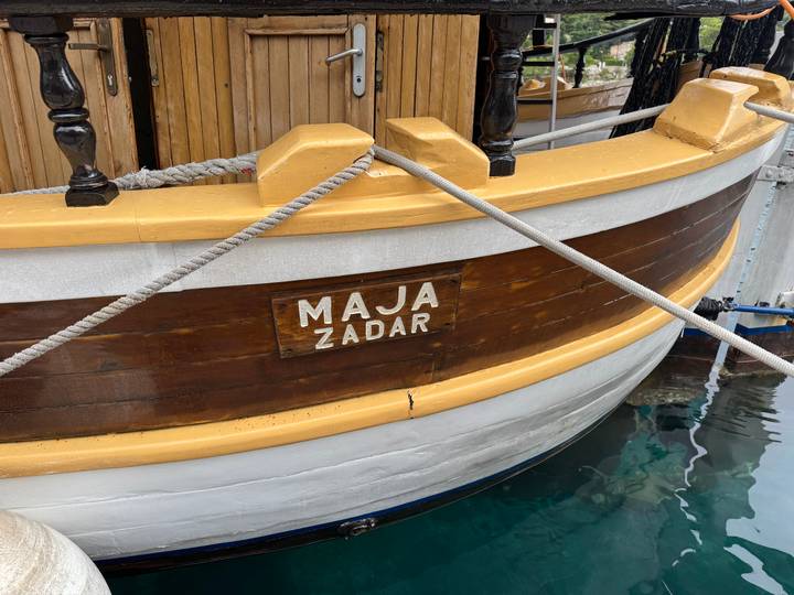 Vue rapprochée d'un bateau nommé 'Maja Zadar'.