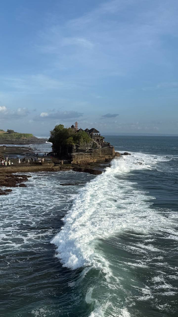 Temple construit sur un affleurement rocheux dans la mer.
