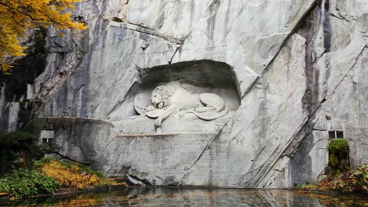 Monument de lion sculpté dans une paroi rocheuse.