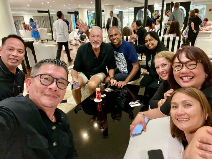 Groupe de personnes prenant un verre dans un cadre social.