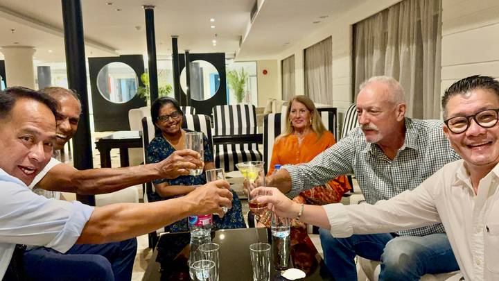 Groupe d'amis levant leurs verres pour un toast de célébration.