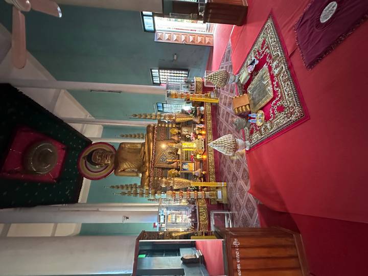 Intérieur d'un temple avec une grande statue dorée de Bouddha