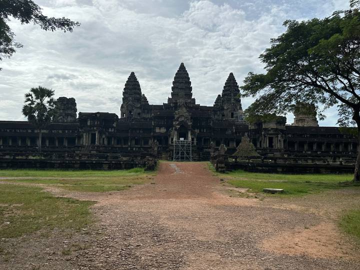 Complexe de temples anciens avec plusieurs flèches contre un ciel nuageux