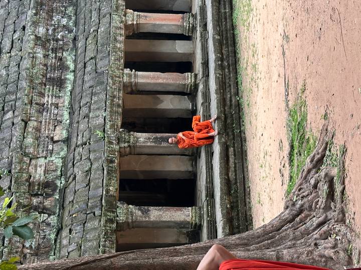 Moine assis devant des colonnes architecturales anciennes