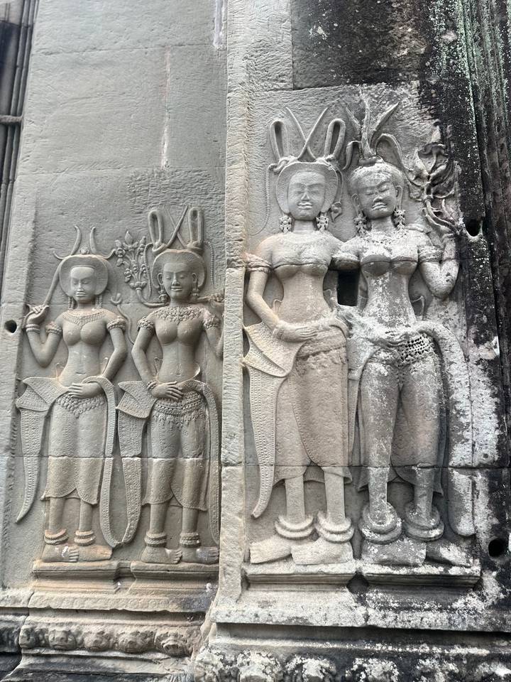 Relief de pierre sculptée représentant des danseurs antiques