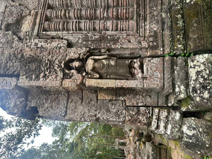 Sculptures en pierre altérées par les intempéries sur une structure ancienne