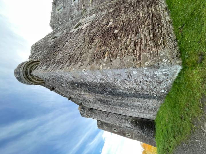 Vue en perspective d'un mur de château en pierre avec des tourelles.