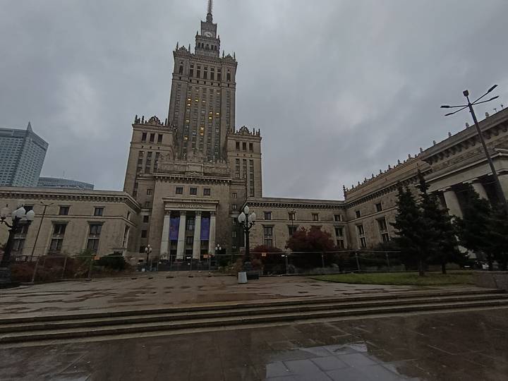 Palais de la Culture et des Sciences de Varsovie sous un ciel nuageux.