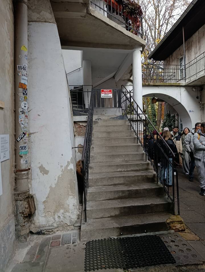 Groupe de personnes sur un escalier avec un arrière-plan urbain.