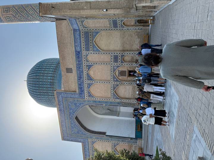 Visiteurs en file d'attente sur un site architectural détaillé avec un grand dôme.