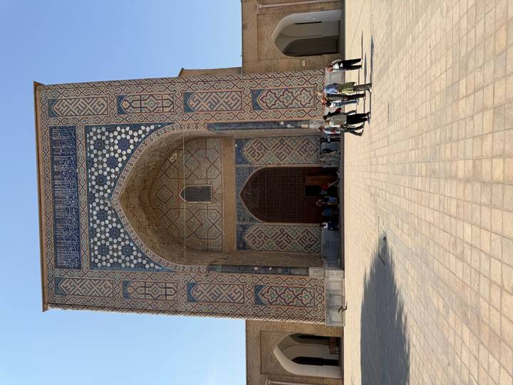 Porte principale d'un site historique avec une façade richement décorée.