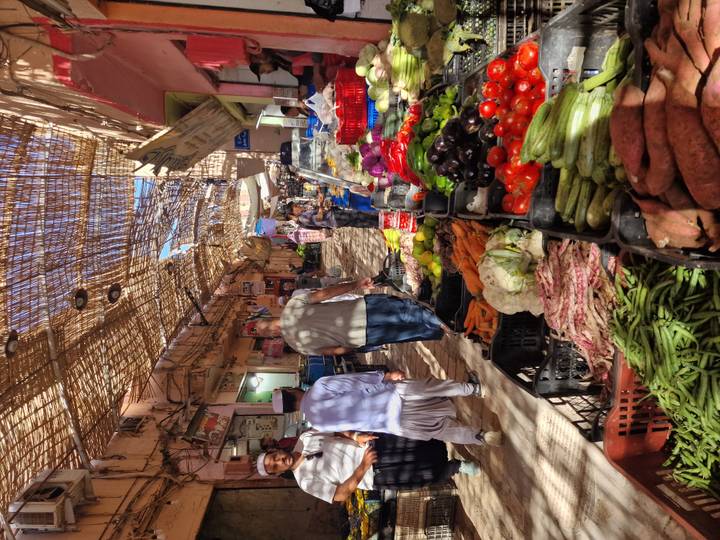 Marché animé avec des produits frais exposés.