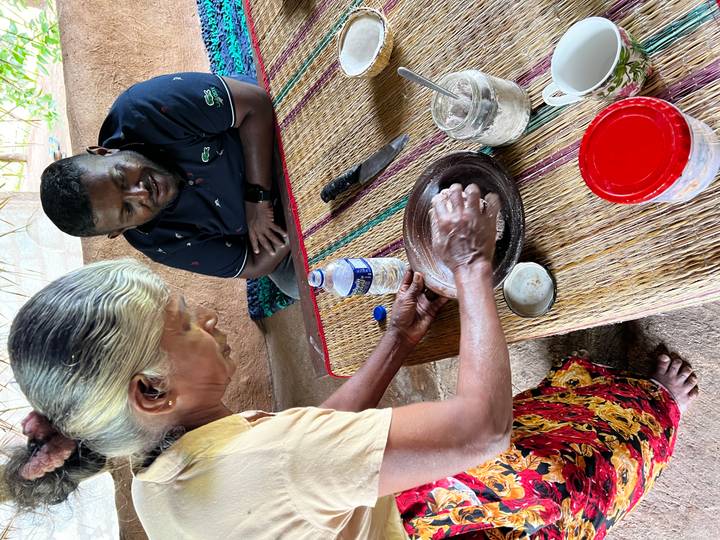 Dos personas cocinando en un entorno rústico.