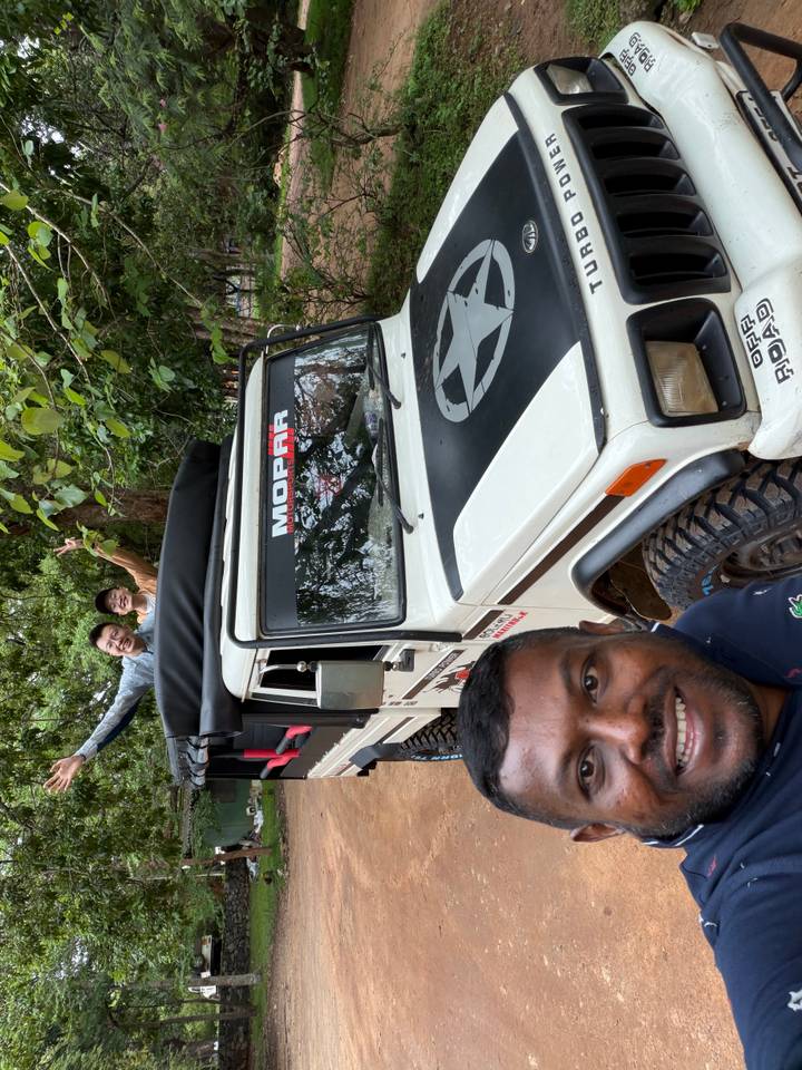 Selfie con personas en un safari en jeep.