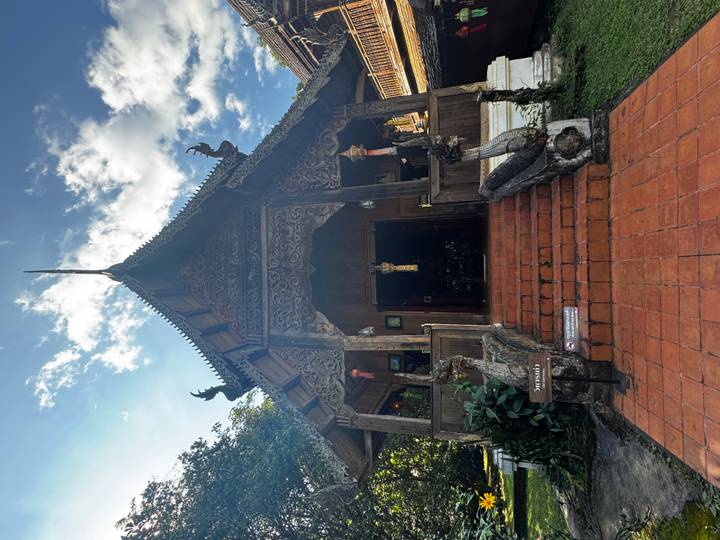 Sierlijke traditionele gebouwingang met decoratieve elementen.