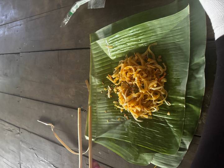 Pad Thai op een bananenblad.