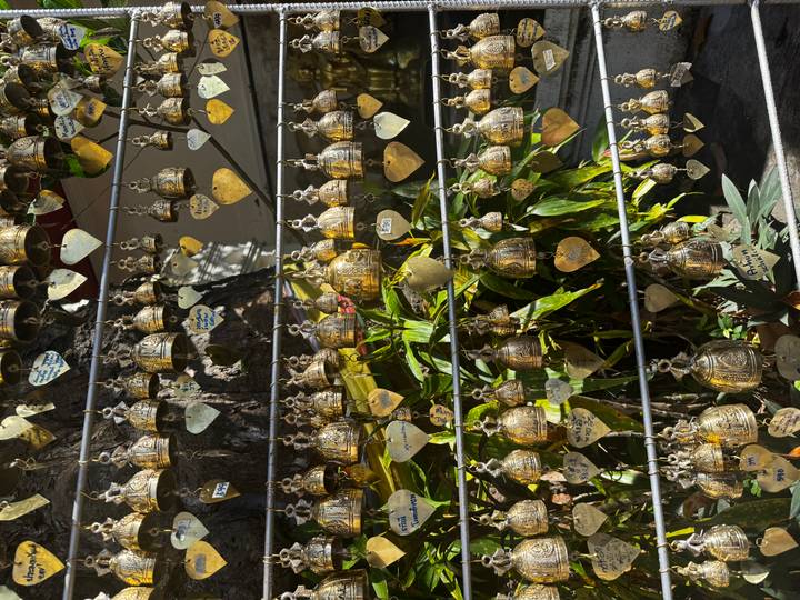 Veel kleine hangende belletjes en hartvormige versieringen.