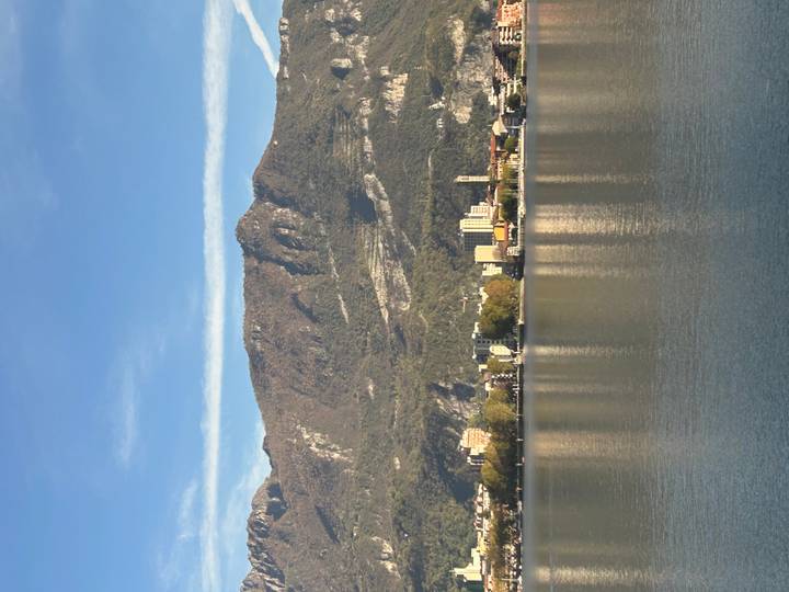 Schilderachtig uitzicht op een stad aan het water met bergen.