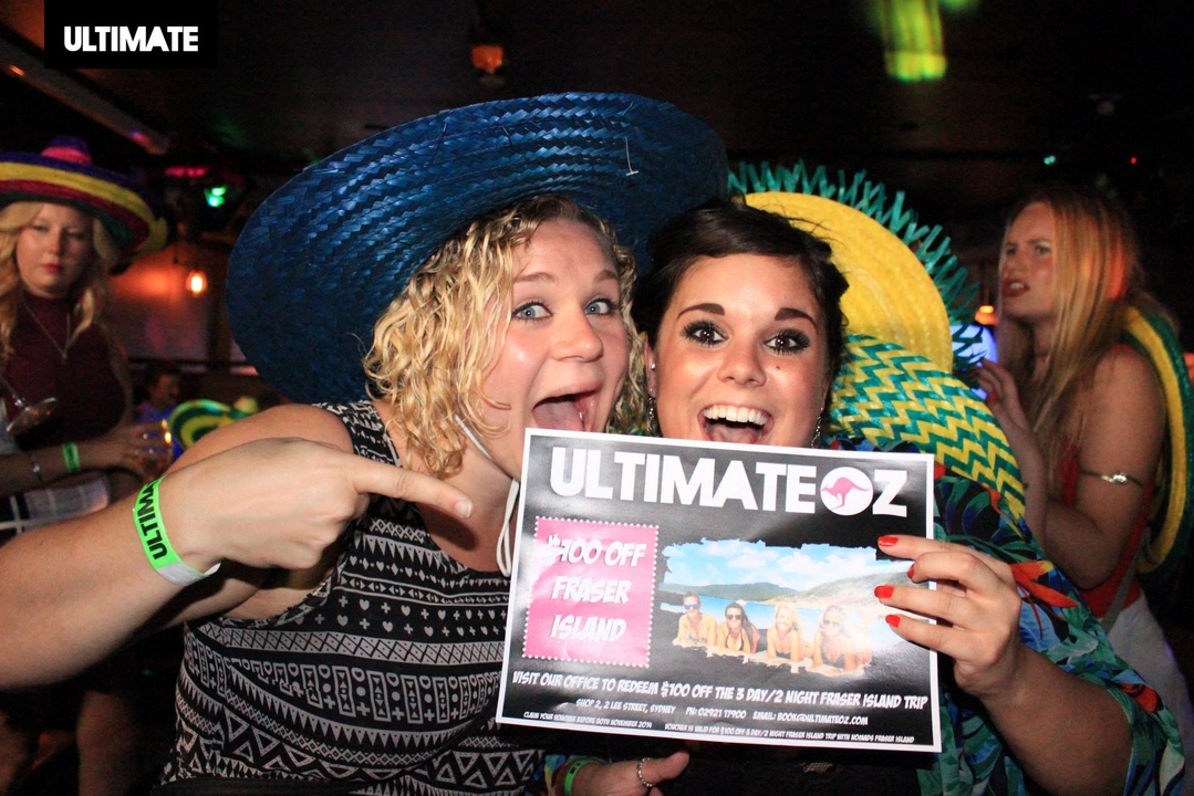 Deux personnes tenant un dépliant promotionnel lors d'une fête.