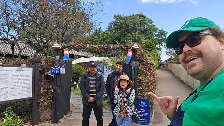 Toeristen die poseren voor een traditionele poort.