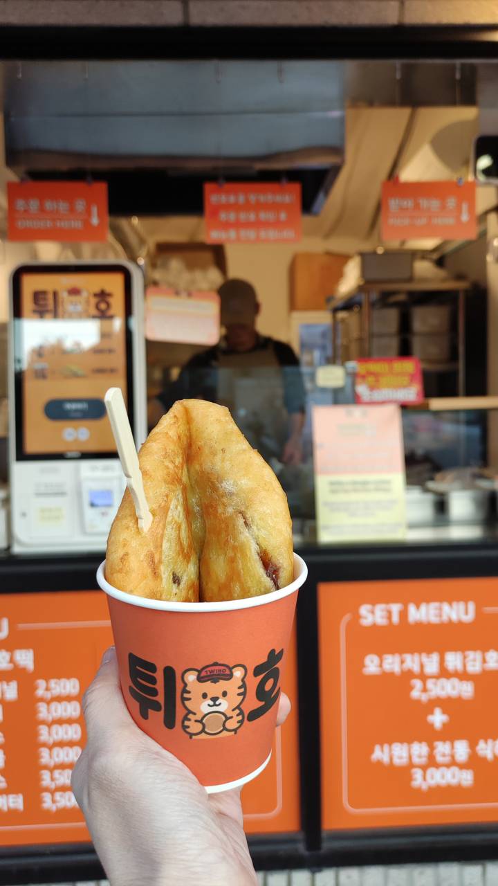 Close-up van een gebakje van een straatverkoper.