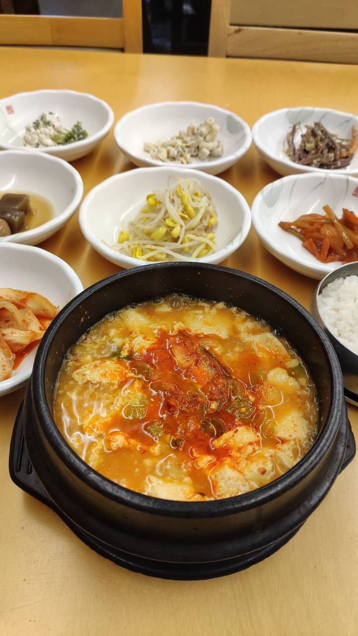 Koreaans gerecht met bijgerechten op een tafel.