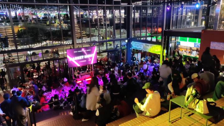 Menigte op een levendige nachtmarkt of evenement.