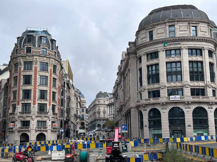 Historische europäische Stadtarchitektur mit belebter Straße.