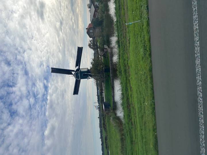 Traditionelle niederländische Windmühle auf dem Land.