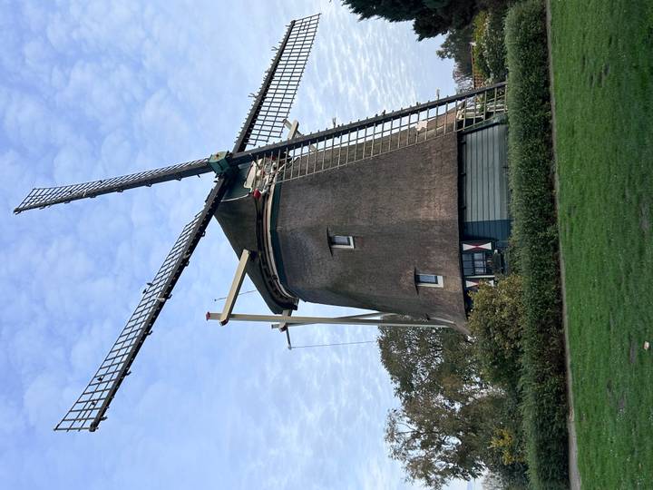Traditionelle niederländische Windmühle mit blauem Himmel.