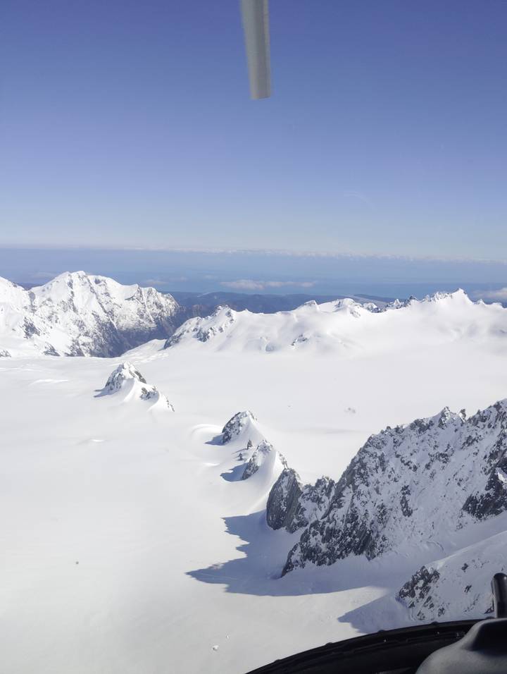 Picos de montañas cubiertas de nieve, vista aérea.