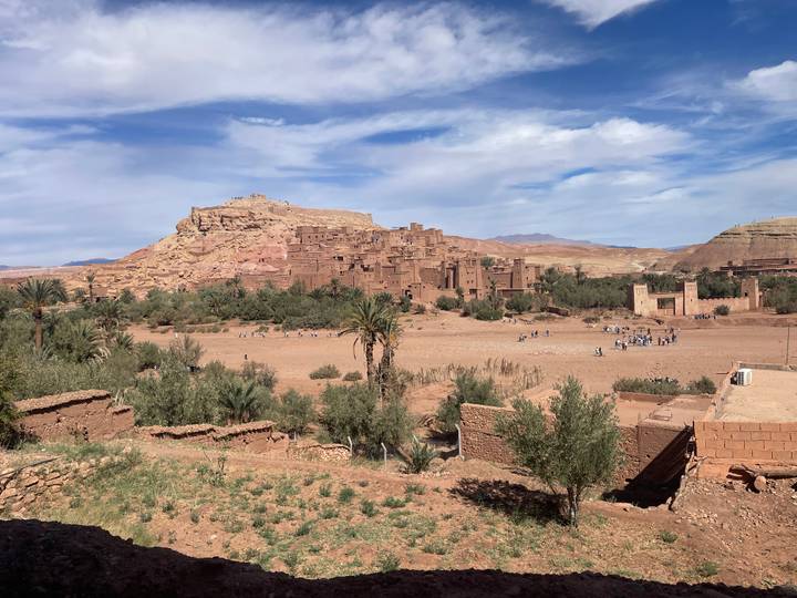 Ancienne forteresse du désert avec des gens qui explorent.