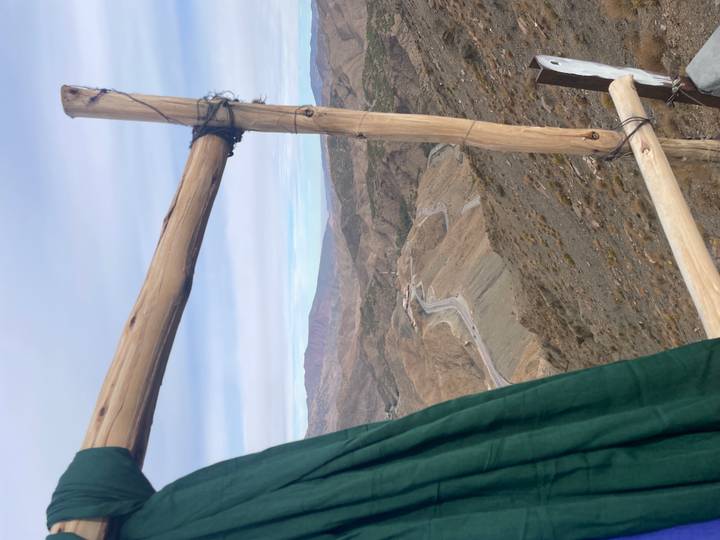 Vue sur la montagne à travers un cadre en bois.