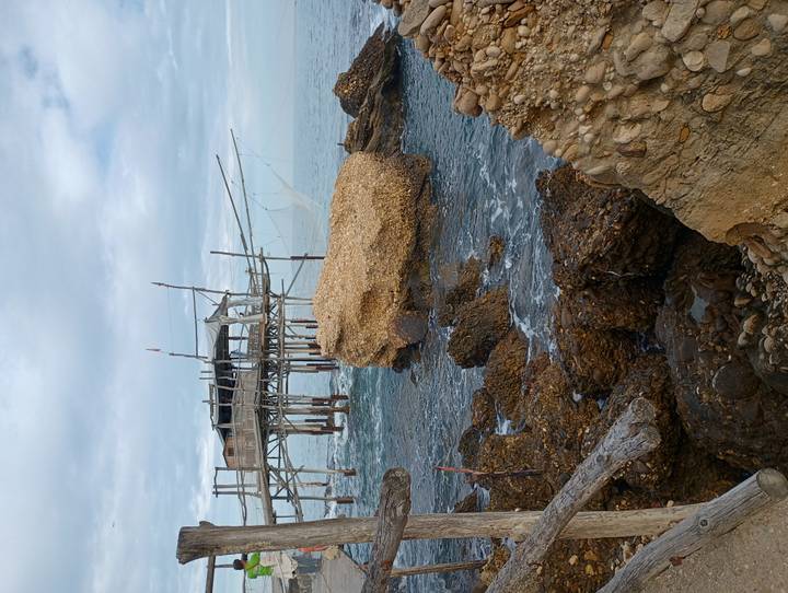 Structure de pêche traditionnelle dans les eaux rocheuses.