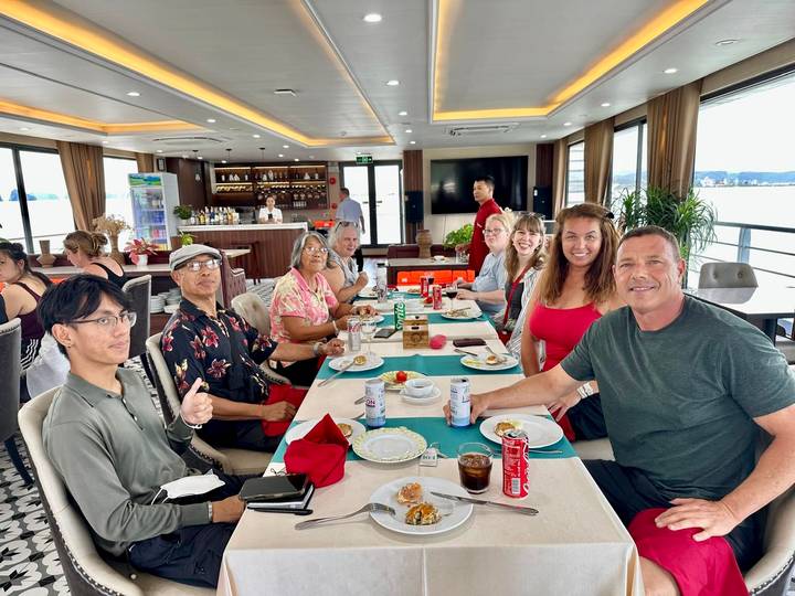 Gruppenessen auf einem Boot mit Blick auf das Wasser.