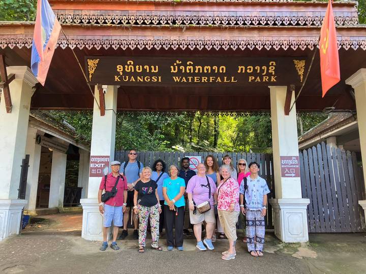 Gruppe steht vor dem Eingang des Kuangsi-Wasserfall-Parks.