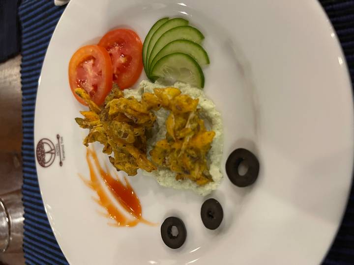 Teller mit Essen und Garnitur, serviert in einem Restaurant.