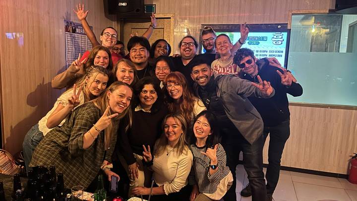 Grote groepsfoto in een levendige omgeving.