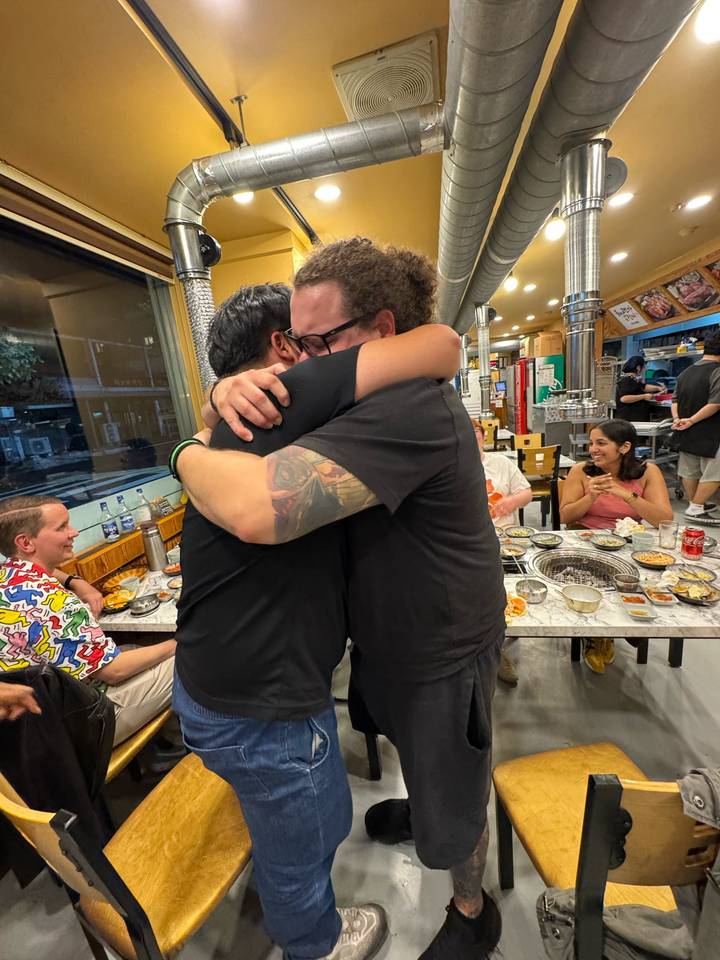 Mensen die dineren en genieten van een maaltijd in een restaurant.