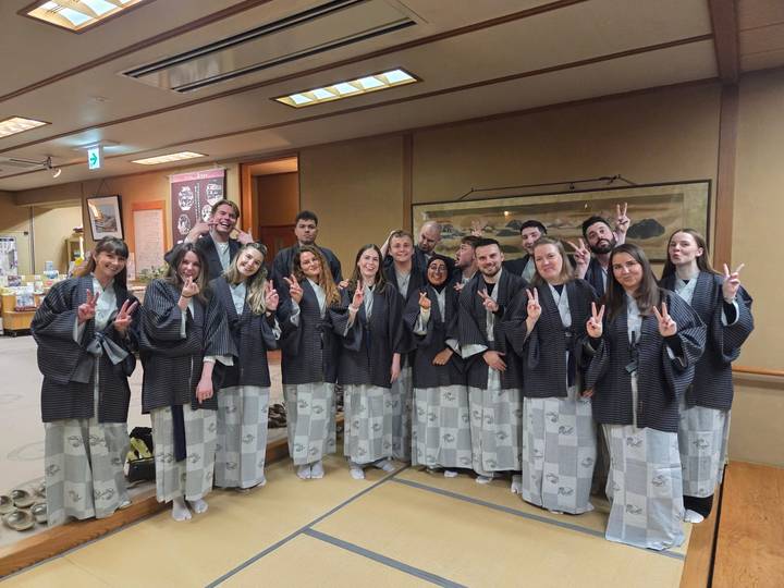 Gruppe von Menschen in traditioneller Kleidung drinnen