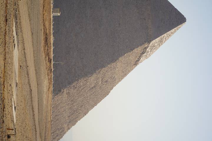 Gedeeltelijk zicht op een Piramide in een woestijn.