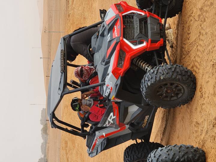 Groupe se préparant pour une balade en buggy dans le désert.