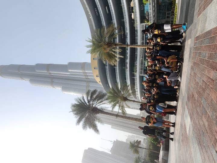 Groupe posant devant le plus haut gratte-ciel.