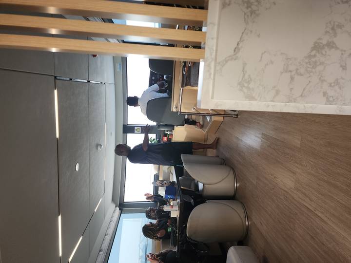 Intérieur d'un yacht avec des personnes à l'intérieur.