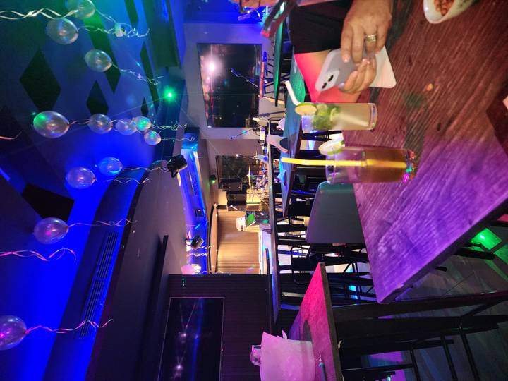 Salon vide avec éclairage vibrant et boissons